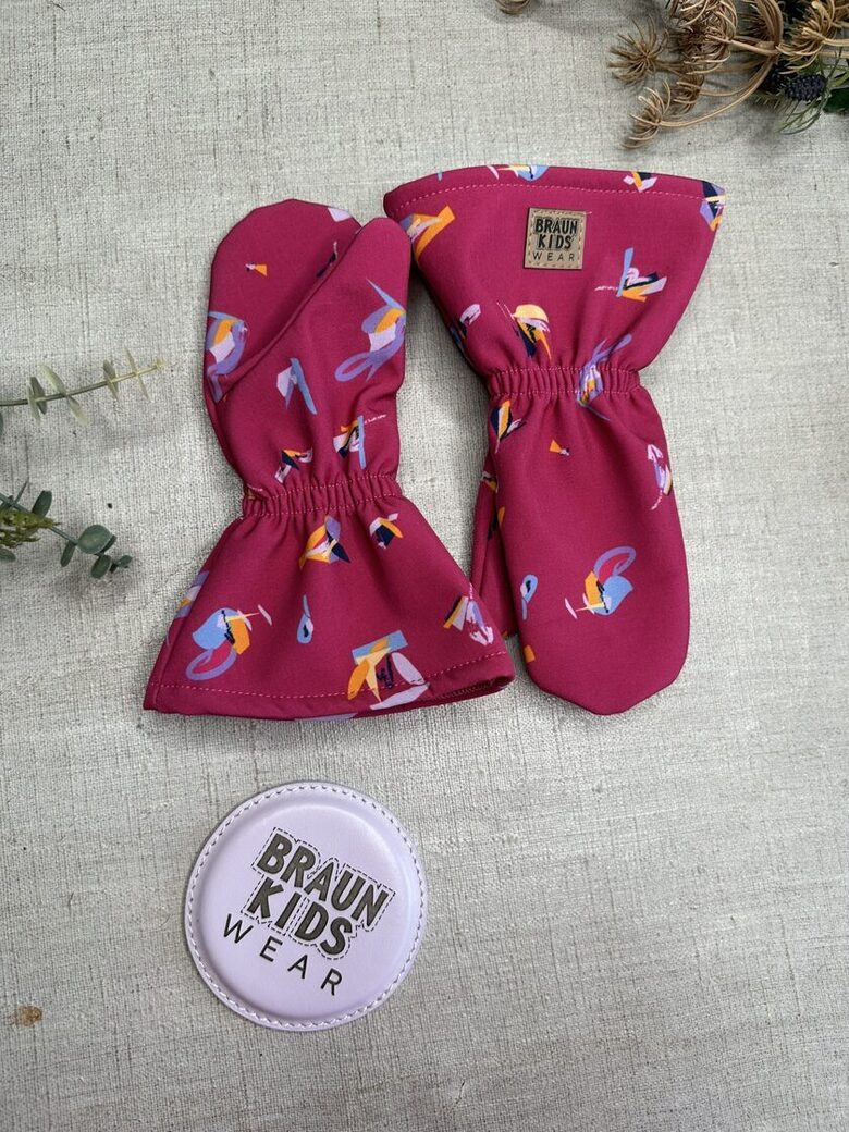 Starpsezonas softshell cimdi - tumši fuksijas ar abstraktiem pleķīšiem