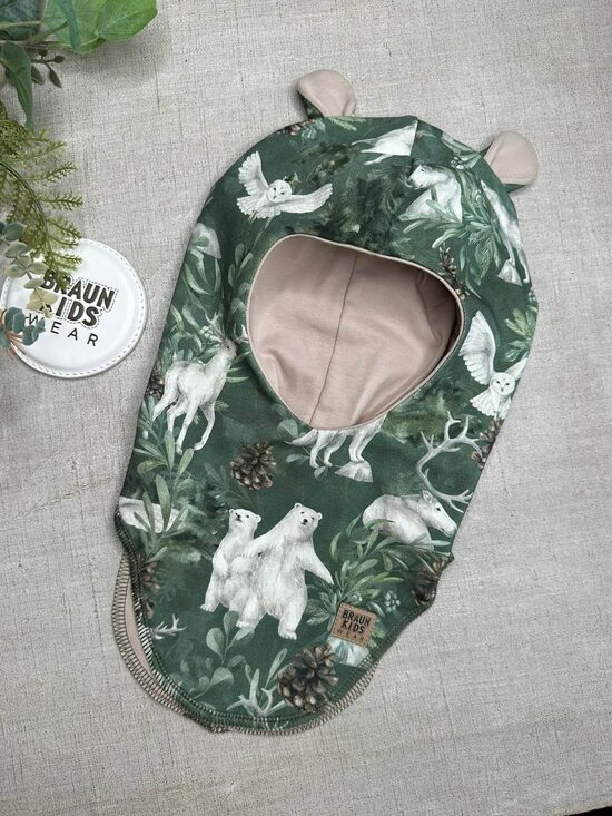 Starpsezonas ķivercepure ar lāča austiņām - Tumši zaļa ar meža zvēriem