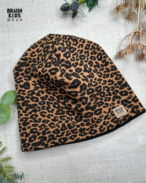 Ziemas beanie cepure - leopards uz konjaka ar melnu flīsa oderīti 54.izm